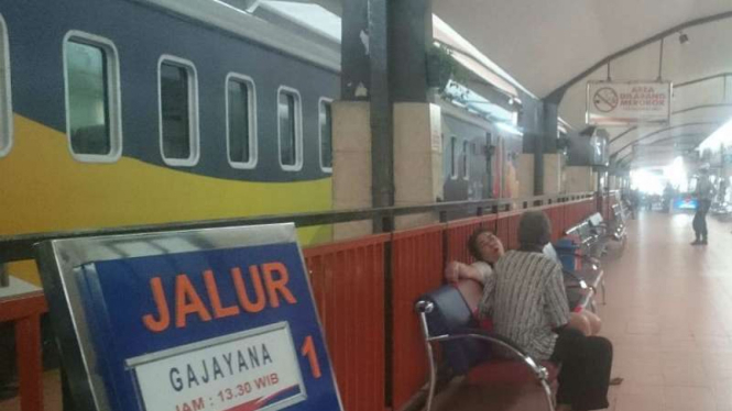 Calon penumpang kereta api di Stasiun Kereta Api Kota Malang, Jawa Timur, 29 Juni 2016.