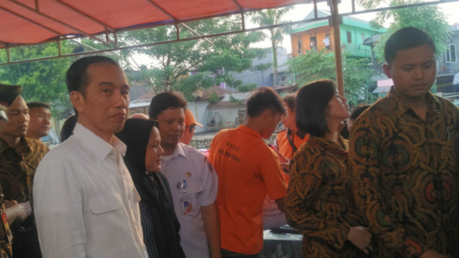 Presiden Joko Widodo membagikan sembako