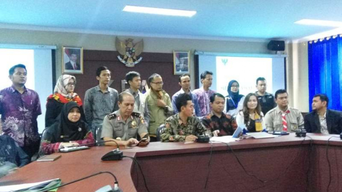 Para pengurus Gerakan Para Pendongeng Untuk Kemanusiaan (GePPuK) dan Komisi Perlindugan Anak Indonesia. 