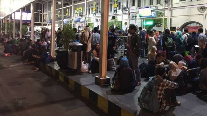 Pemudik di Stasiun Senen, Rabu malam, 29 Juni 2016.