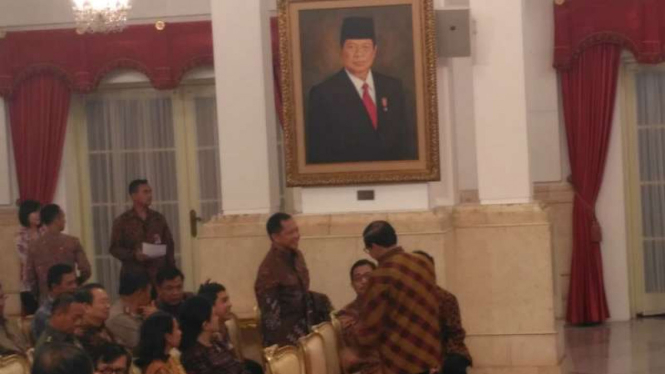 Sejumlah menteri antre untuk membayar zakat di Istana Negara. (30/06/16)