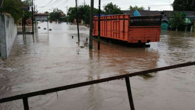 Banjir yang melanda Keraton, Bangil, Pasuruan, Jawa Timur, pada Kamis, 30 Juni 2016.