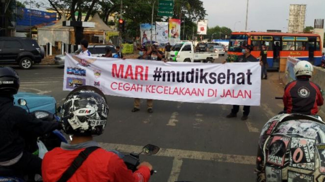 Pengendara motor mudik.