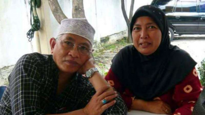 Mustofa Bisri alias Gus Mus (kiri), bersama istrinya, Siti Fatma.