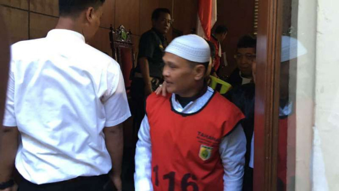 Tokoh Kalijodo, Abdul Azis atau Daeng Azis divonis 10 bulan penjara.