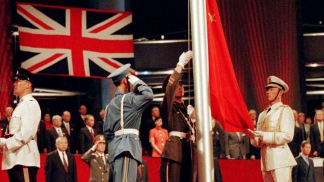 Upacara serah terima Hong Kong dari Inggris ke China, 1 Juli 1997.