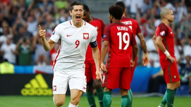 Selebrasi gol dari Robert Lewandowski usai bobol gawang Portugal.