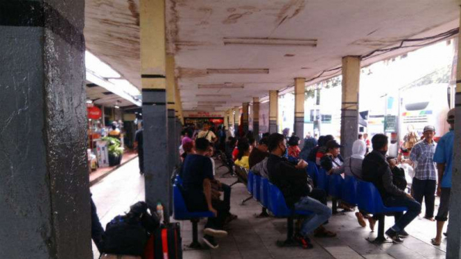 Para pemudik di Terminal Pulo Gadung, Jakarta Timur, Jumat, 1 Jumat 2016.