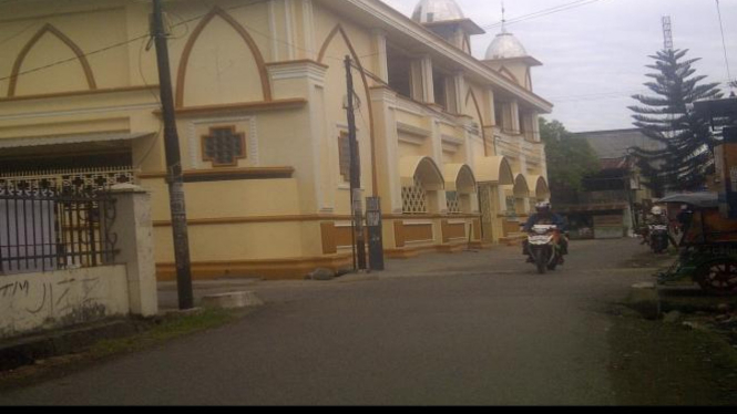 Masjid Taubah Suka Maju Makassar tampak di siang hari.
