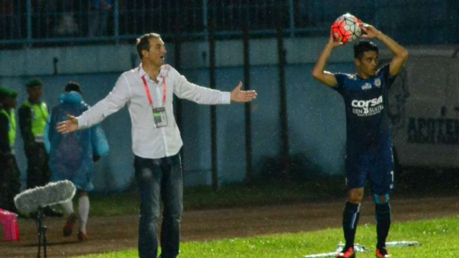 Pelatih Arema Cronus, Milomir Seslija (kiri), dan Benny Wahyudi.