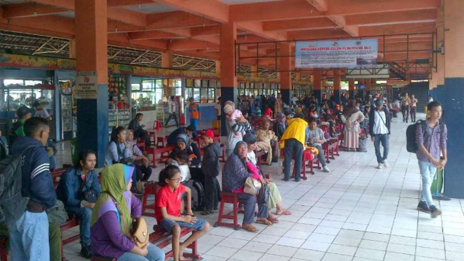 Suasana terminal bus Kampung Rambutan pada H-6 lebaran, Jumat, 1 Juli 2016.