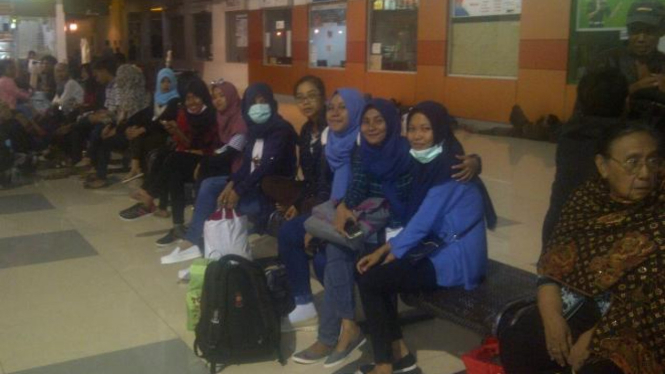Sejumlah Pemudik dengan tujuan Ambon dan Ternate sedang menunggu keberangkatan di Bandara Sultan Hasanuddin