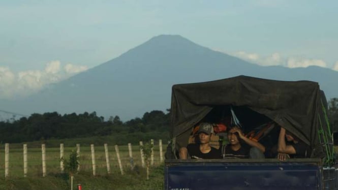 Ilustrasi/ Mobil bak terbuka yang membawa pemudik lebaran melaju di jalan tol Cipali, Jawa Barat.