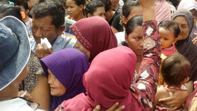 Suasana pembagian sembako Presiden di Kampung Lio, Depok, Jumat 1 Juli 2016