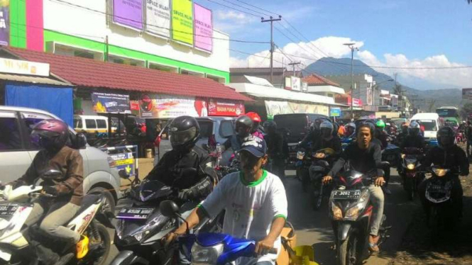 Kepadatan lalu lintas di Pasar Limbangan, Garut, Jawa Barat.