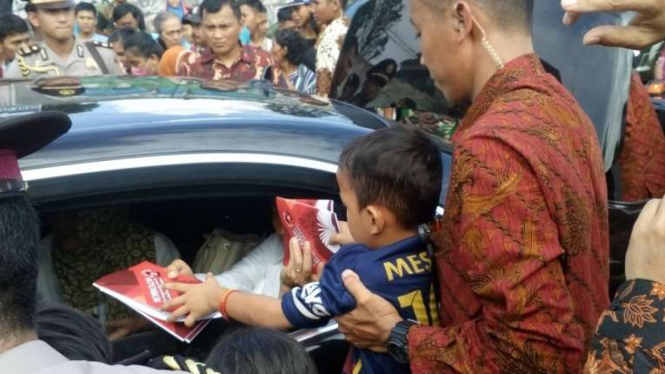 Presiden Jokowi bagikan kebutuhan pokok dan buku bagi anak di Depok