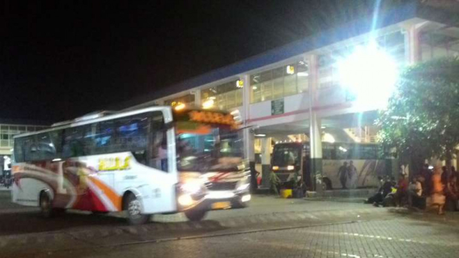 Suasana sepi penumpang di Terminal Purabaya Surabaya pada Sabtu dini hari, 2 Juli 2016.