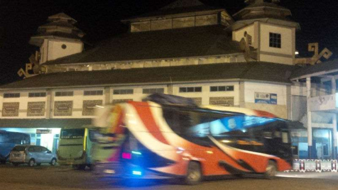 Aktivitas pemudik mulai meningkat di Terminal Rajabasa, Bandar Lampung, pada Jumat malam, 1 Juli 2016.