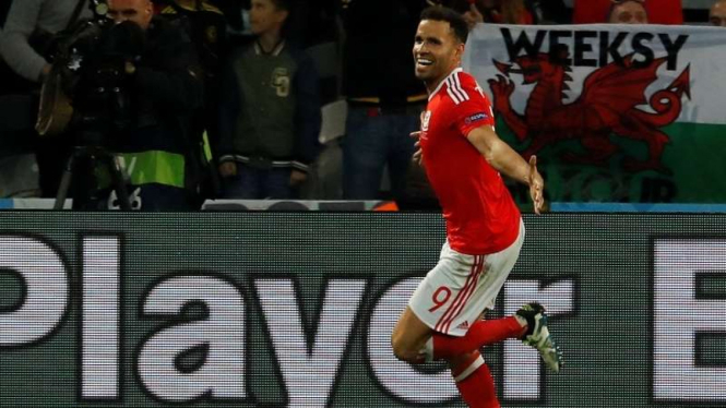 Selebrasi gol striker Wales, Hal Robson-Kanu