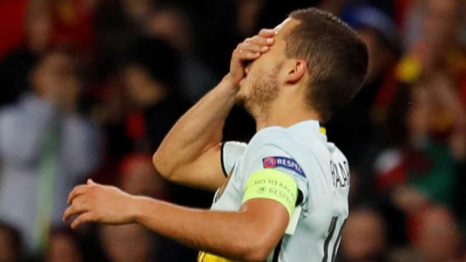 Kapten Belgia, Eden Hazard, kecewa usai timnya tersingkir.