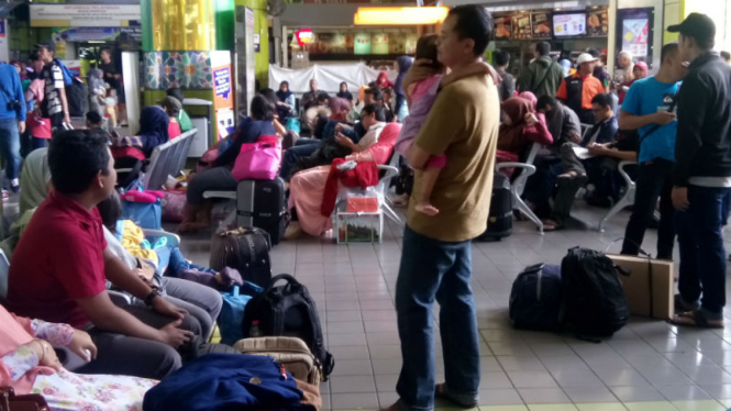 Ilustrasi suasana di stasiun Gambir, Jakarta Pusat.