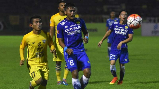 Bek Persib Bandung, Tony Sucipto (tengah)