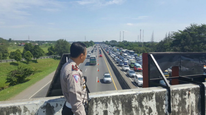 Polisi memantau Tol Jakarta-Cikampek.