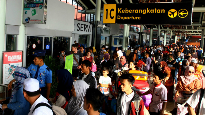 Ratusan calon penumpang pesawat mengantre untuk masuk kedalam Terminal 1 C Bandara Soekarno-Hatta, Tangerang, Banten, 