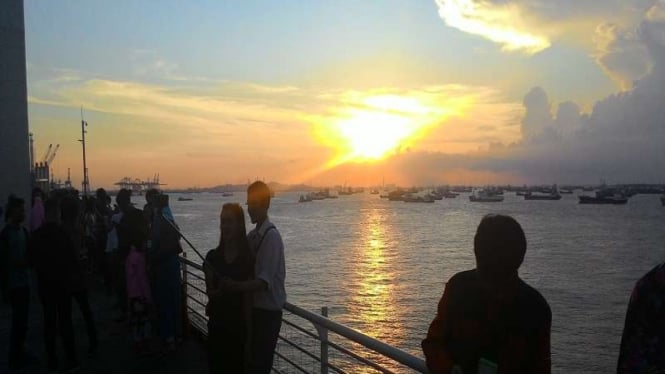 Sunset di Pelabuhan Tanjung Perak