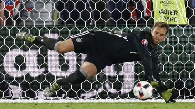 Kiper Jerman Manuel Neuer berhasil menggagalkan tendangan penalti Italia