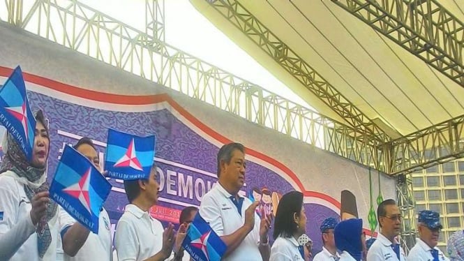 Ketua Umum Partai Demokrat Susilo Bambang Yudhoyono saat melepas ribuan pemudik, Minggu (3/7/2016).