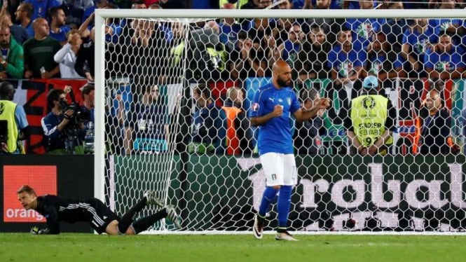 Striker Italia, Simone Zaza, saat gagal mengeksekusi penalti.