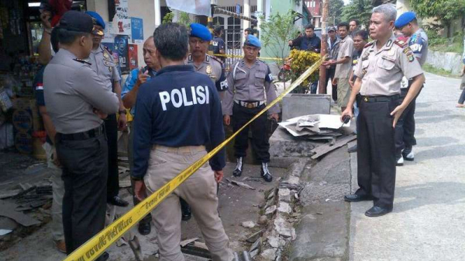 Polres Depok memberi garis kuning pada lokasi ledakan, Minggu, 3 Juli 2016.