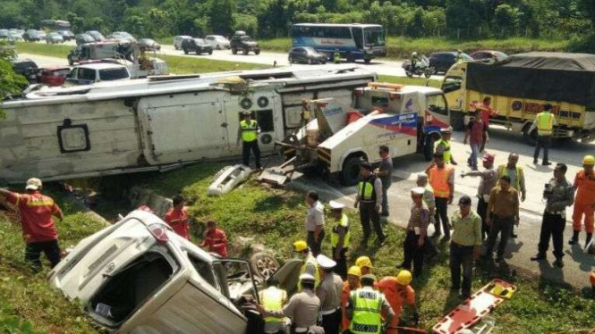 Bus tabrak mobil Avanza di Tol Cipali