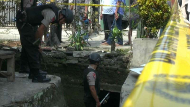 Tim Gegana olah TKP ledakan di saluran air di Pondok Sukmajaya Permai, Depok