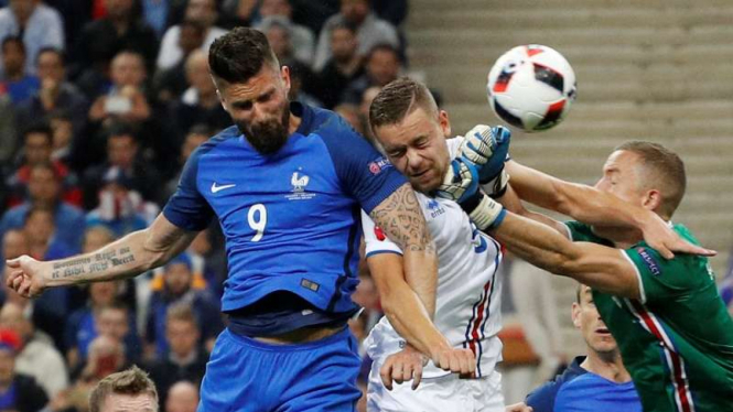 Pemain Prancis, Olivier Giroud, saat hadapi Islandia