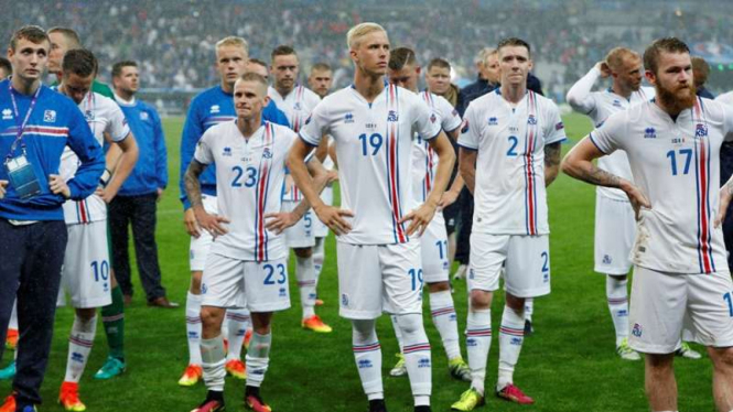 Para pemain Islandia kecewa usai tersingkir dari Piala Eropa 2016.