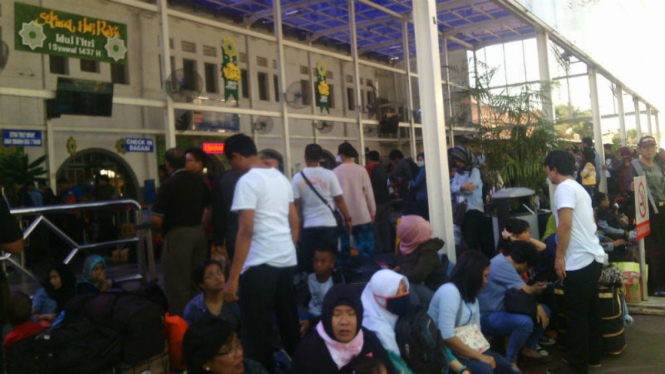 Pemudik penuhi Stasiun Senen, Jakarta Pusat