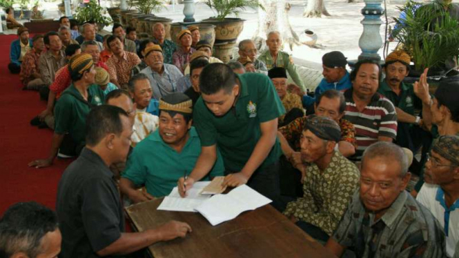 Para abdi dalem Keraton Solo antre menerima gaji dan bingkisan Lebaran Idul Fitri pada Senin, 4 Juli 2016.