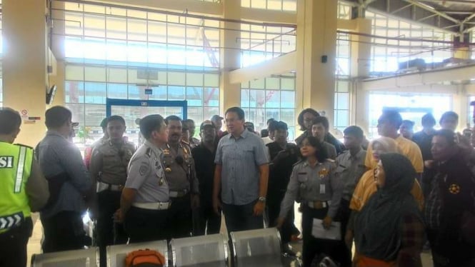 Gubernur DKI Jakarta Basuki Thahaja Purnama atau Ahok saat mengunjungi terminal terpadau Pulogebang Jakarta Timur, Senin (4/7/2016)