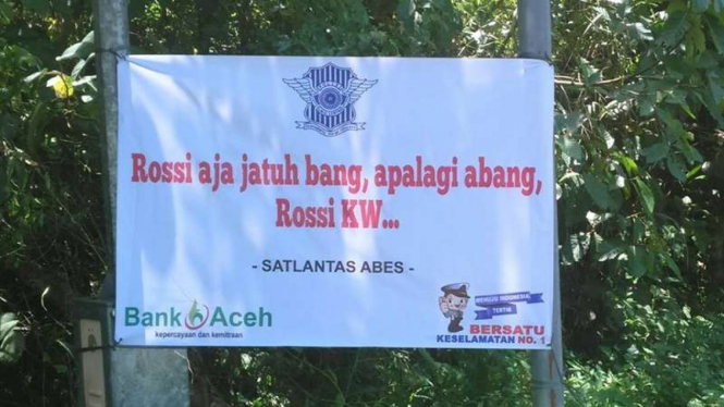 Pesan kocak yang diberikan untuk pengendara di ruas jalan Aceh oleh kepolisian setempat.