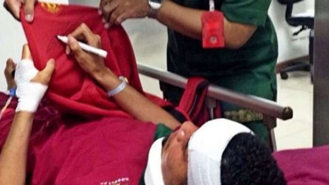Pemain Manchester United, Chris Smalling, di Rumah Sakit Bali