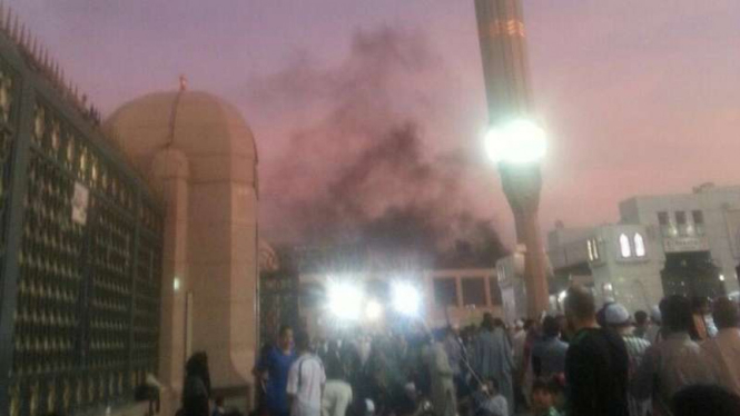 Asap hitam membumbung usai ledakan bom di Masjid Nabawi