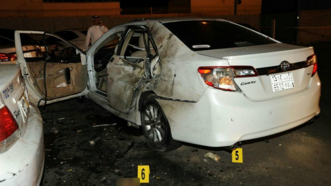 Mobil rusak usai ledakan dekat Konsulat Jenderal AS di Jeddah, Arab Saudi, 4 Juli 2016. 