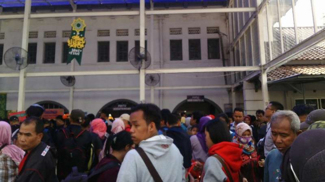 RIbuan pemudik padati Stasiun Senen