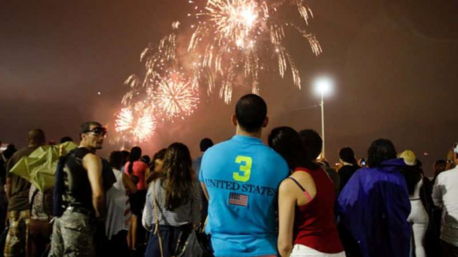 Warga AS menyaksikan pesta kembang api menyambut hari kemerdekaan negara itu.