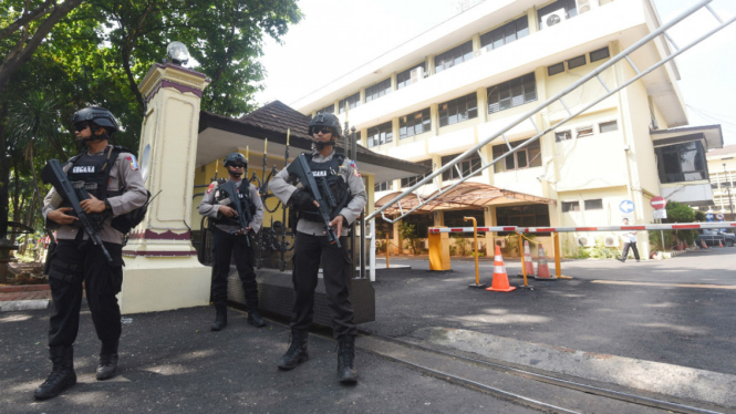Pengamanan Mabes Polri diperketat pascaledakan bom di Solo.
