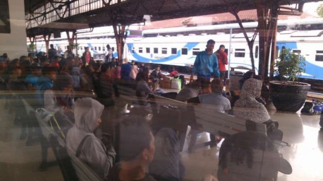 Suasana mudik di Stasiun Senen