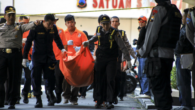 Polisi membawa kantong berisi jenazah pelaku bom bunuh diri di Mapolresta Solo, Selasa (5/7/2016)