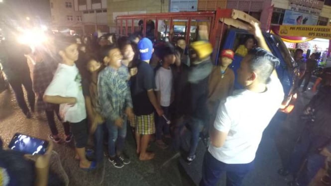 Petugas amankan truk yang digunakan untuk takbir keliling di Palembang.